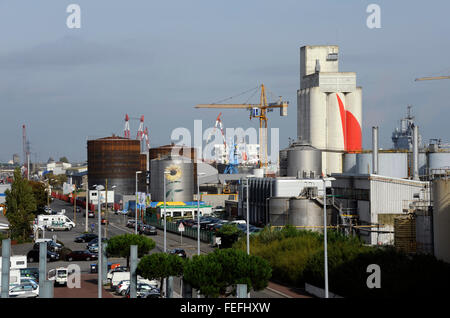 Brennstoff-Lager im Hafen von Saint-Nazaire, Loire-Atlantique, Pays de la Loire, Frankreich Stockfoto