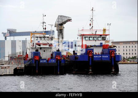 Schiff im Hafen von Saint-Nazaire, Schlepper, Bassin de Penhoete, Loire-Atlantique, Pays de la Loire, Frankreich Stockfoto