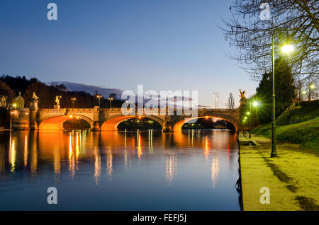 Turin (Torino), Po und Brücke Umberto ich in der Dämmerung Stockfoto