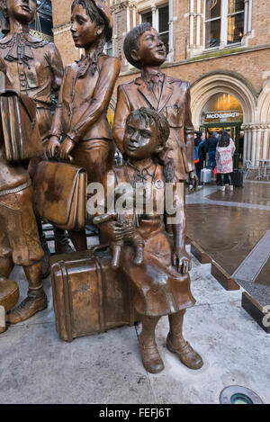 "Kinder für den Kindertransport" Statuen von Frank Meisler wurde im Jahr 2006 in Hope Square, Liverpool Street Station. Stockfoto