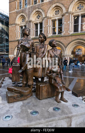"Kinder für den Kindertransport" Statuen von Frank Meisler wurde im Jahr 2006 in Hope Square, Liverpool Street Station. Stockfoto
