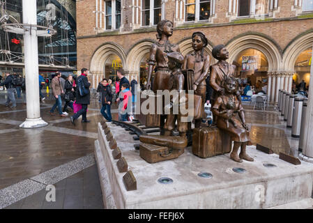 "Kinder für den Kindertransport" Statuen von Frank Meisler wurde im Jahr 2006 in Hope Square, Liverpool Street Station. Stockfoto