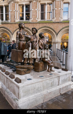 "Kinder für den Kindertransport" Statuen von Frank Meisler wurde im Jahr 2006 in Hope Square, Liverpool Street Station. Stockfoto