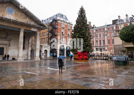 Ein riesiger Weihnachtsbaum in Covent Garden, London, Vereinigtes Königreich. Stockfoto