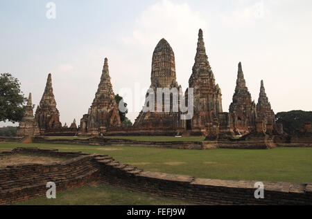 Allgemeine Ansicht von Wat watthanaram, zentralen Prang und chedi-förmige Kapellen, Ayutthaya, Thailand, Asien. Stockfoto