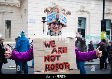 London, UK. 6. Februar 2016. Die Mode-Designer und eine langfristige politische Aktivistin, adressiert Vivienne Westwood Menschenmassen bei einer Kundgebung zur Unterstützung der Ärzte in der Ausbildung. Tausende von NHS Junior Ärzte unterstützt durch Lernschwestern auf eine Großdemonstration gegen die vorgeschlagenen Änderungen an ihren Verträgen, die Kürzungen ihrer Bezahlung sehen würden. Sie marschierten von Waterloo Place, Downing Street, wo sie eine Sitzung für mehr als 30 Minuten hatten. Bildnachweis: Dinendra Haria/Alamy Live-Nachrichten Stockfoto