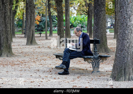 Mann-Lesung im Park Stockfoto