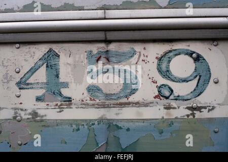 459 Zahlen auf einem alten Brill Trolley Bus, abgenutzte verblasst und zerkratzt, korrodierte und oxidierte blauer Farbe, schäbig aus Zeit verwittert Stockfoto