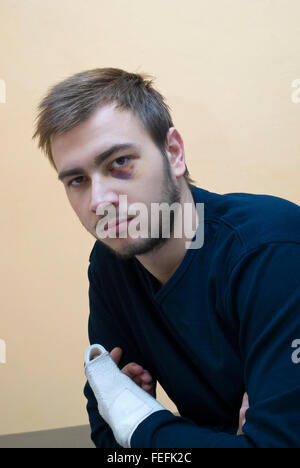 Hübscher junger Mann mit einem Veilchen. Porträt Stockfoto