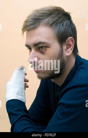 Hübscher junger Mann mit einem Veilchen. Porträt Stockfoto