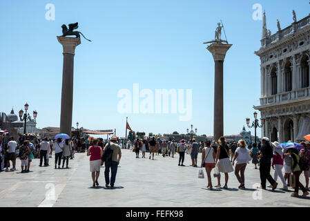 Die beiden Spalten des Löwen von Venedig und St. Theodore Plazza San Marco (Markusplatz) und die Lagune in Venedig, Italien Stockfoto