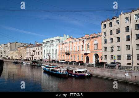 Ein Blick flussabwärts Moyka, einem kleinen Seitenkanal in St Petersburg, Russland. Stockfoto