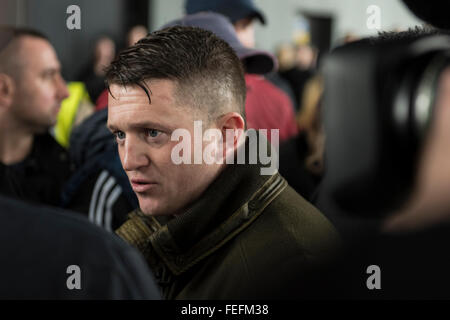 Birmingham, Vereinigtes Königreich. 6. Februar 2016. Anhänger der Pegida UK halten eine Kundgebung in Birmingham, Vereinigtes Königreich. Stephen Yaxley-Lennon, aka Tommy Robinson, spricht mit den Medien, bevor eine große Präsenz der Polizei die Anhänger während einem Schweigemarsch vom Bahnhof Birmingham International zu einem Versammlungsplatz begleitet wo Gruppenleiter die Masse gerichtet. Bildnachweis: Peter Manning/Alamy Live-Nachrichten Stockfoto