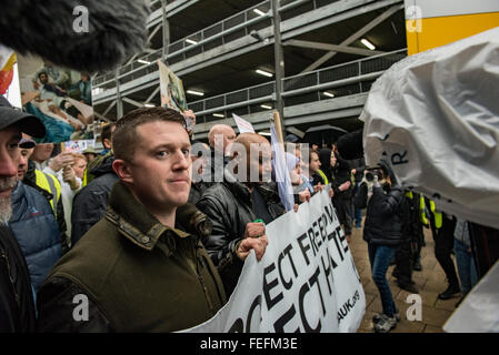 Birmingham, Vereinigtes Königreich. 6. Februar 2016. Anhänger der Pegida UK halten eine Kundgebung in Birmingham, Vereinigtes Königreich. Eine große Präsenz der Polizei eskortiert die Anhängern während einem Schweigemarsch vom Bahnhof Birmingham International zu einem Rallye-Punkt wo Gruppenleiter die Masse gerichtet. Bildnachweis: Peter Manning/Alamy Live-Nachrichten Stockfoto