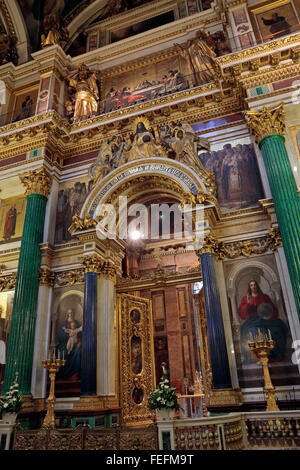 Ein Altar im Inneren der St. Isaaks Kathedrale, Sankt Petersburg, Russland. Stockfoto