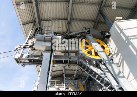 Detail der Mechanismen, die den Betrieb einer Seilbahn, die Einhaltung der Sicherheitsvorschriften. Stockfoto