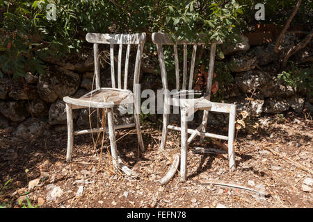 Alten Stuhl im Freieneinstellung Stockfoto