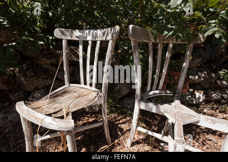 Alten Stuhl im Freieneinstellung Stockfoto