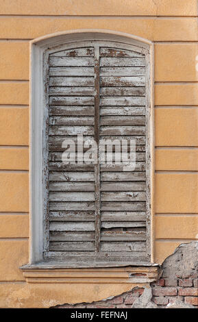 Alte, verwitterte Wand und Fenster. Fensterrahmen. Stockfoto