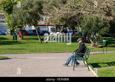 Älterer Mann mit Hut schlafen im Park auf der Bank. Stockfoto