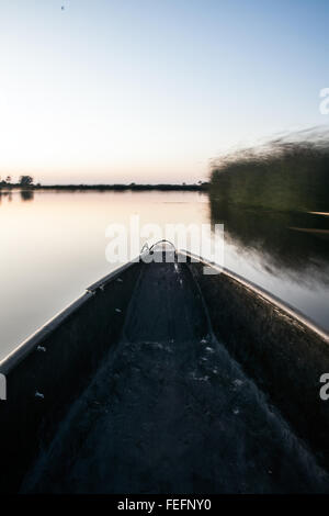 Mokoro im Delta in der Abenddämmerung Stockfoto