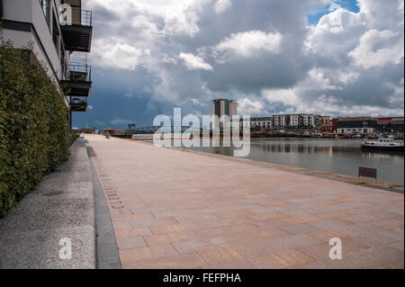 National Cycle Route 4 am Ostufer des Flusses Tawe, Seeviertel, Swansea, South Wales UK. Stockfoto