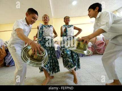 Kinder, Mädchen und jungen, dance Gruppe, Volkstanz, traditionelle Tänze, Barrio San Martín, Bogotá, Kolumbien Stockfoto