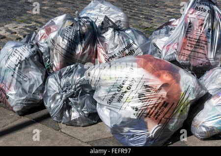 Taschen der Straßenreinigung Abfallsammlung warten neben einer Straße in Islington, London. Stockfoto