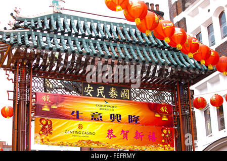 London, UK. 6. Februar 2016. Chinatown in Leicester Square alle für die Feierlichkeiten des chinesischen neuen Jahres 2016 festgelegt. Chinatown in Soho in London ist mit bunten Lampions geschmückt. Zum "Jahr des Affen" beginnt am Montag, 8 Februar. Die Chinese New Year Party in London ist die größte Party außerhalb Aisa. Bildnachweis: Dinendra Haria/Alamy Live-Nachrichten Stockfoto