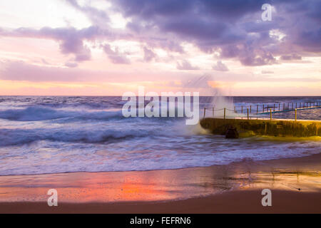 Sydney, Australien. 7. Februar 2016. Sonnenaufgang über dem Bilgola Strand und Felsen Schwimmbad auf Nordstrände Sydney, New South Wales, Australien-Credit: model10/Alamy Live-Nachrichten Stockfoto