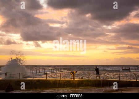 Sydney, Australien. 7. Februar 2016. Sonnenaufgang über dem Bilgola Strand und Felsen Schwimmbad auf Nordstrände Sydney, New South Wales, Australien-Credit: model10/Alamy Live-Nachrichten Stockfoto