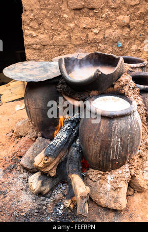 Kochen die Hirse Bier, Bobo-Dioulasso, Burkina Faso Stockfoto