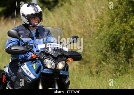 Französische Polizei Motorrad Gendarmerie bei der Tur de France auf einer englischen Landstraße in Cambridgeshire. Juli 2014 Stockfoto