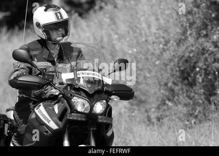 Französische Polizei Motorrad Gendarmerie bei der Tur de France auf einer englischen Landstraße in Cambridgeshire. Juli 2014 Stockfoto