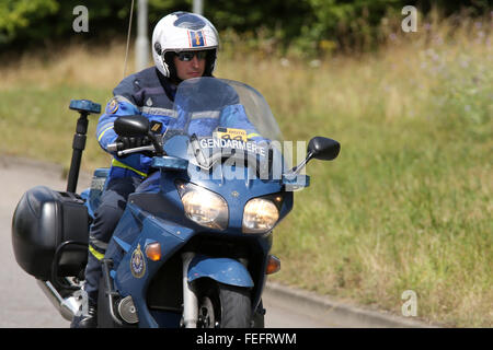 Französische Polizei Motorrad Gendarmerie bei der Tur de France auf einer englischen Landstraße in Cambridgeshire. Juli 2014 Stockfoto