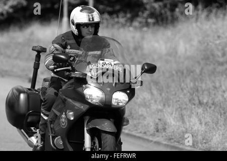 Französische Polizei Motorrad Gendarmerie bei der Tur de France auf einer englischen Landstraße in Cambridgeshire. Juli 2014 Stockfoto