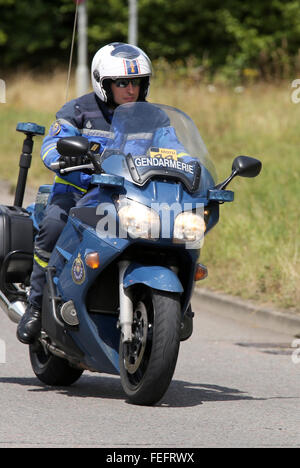 Französische Polizei Motorrad Gendarmerie bei der Tur de France auf einer englischen Landstraße in Cambridgeshire. Juli 2014 Stockfoto