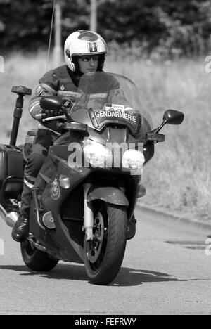 Französische Polizei Motorrad Gendarmerie bei der Tur de France auf einer englischen Landstraße in Cambridgeshire. Juli 2014 Stockfoto