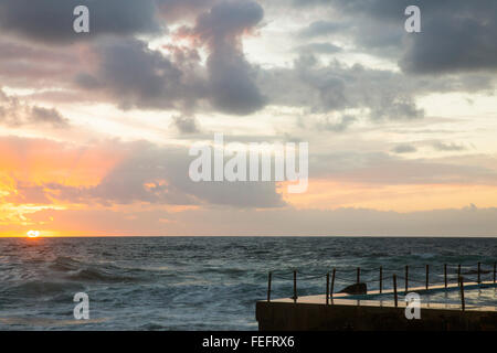 Sydney, Australien. 7. Februar 2016. Sonnenaufgang über dem Bilgola Strand und Felsen Schwimmbad auf Nordstrände Sydney, New South Wales, Australien-Credit: model10/Alamy Live-Nachrichten Stockfoto