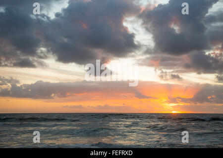 Sydney, Australien. 7. Februar 2016. Sonnenaufgang über dem Bilgola Strand und Felsen Schwimmbad auf Nordstrände Sydney, New South Wales, Australien-Credit: model10/Alamy Live-Nachrichten Stockfoto