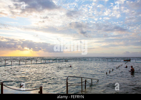 Sydney, Australien. 7. Februar 2016. Sonnenaufgang über dem Bilgola Strand und Felsen Schwimmbad auf Nordstrände Sydney, New South Wales, Australien-Credit: model10/Alamy Live-Nachrichten Stockfoto