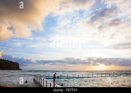 Sydney, Australien. 7. Februar 2016. Sonnenaufgang über dem Bilgola Strand und Felsen Schwimmbad auf Nordstrände Sydney, New South Wales, Australien-Credit: model10/Alamy Live-Nachrichten Stockfoto