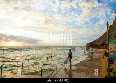 Sydney, Australien. 7. Februar 2016. Sonnenaufgang über dem Bilgola Strand und Felsen Schwimmbad auf Nordstrände Sydney, New South Wales, Australien-Credit: model10/Alamy Live-Nachrichten Stockfoto