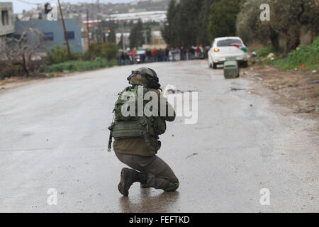 Jenin, Westjordanland, Palästinensische Gebiete. 6. Februar 2016. Mitglied der israelischen Sicherheitskräfte zwingt Ziele Feuer bei Zusammenstößen mit palästinensischen Demonstranten in das Dorf Kabatije, in der Nähe der Stadt Jenin im Westjordanland, bei Zusammenstößen auf 6. Februar 2016. Drei Palästinenser aus Kabatije griffen israelische Polizei mit Pistolen und Messern außerhalb der Jerusalemer Altstadt, am 3. Februar eine Polizistin tötete und verletzte einen anderen bevor Sie erschossen tot © Nedal Eshtayah/APA Bilder/ZUMA Draht/Alamy Live News Stockfoto