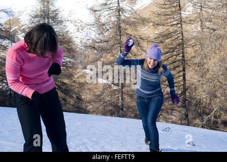 Schneebälle zu spielen Stockfoto