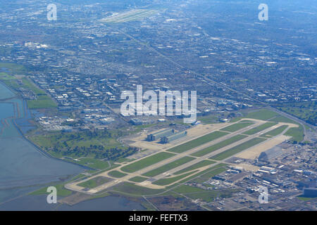 Moffett Field und der nahe gelegene Flughafen Minneta San Jose, Silicon Valley CA (Luft) Stockfoto