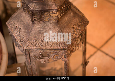 schön, marokkanisch, Lampe, Laterne, alt und rostig, gelb, Orange, schwarz Stockfoto