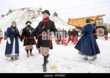 (160206)--KOHTLA-NOMME (Estnisch), 6. Februar 2016 (Xinhua)--Volkstänzer durchführen, während die "XII Ash Mountain Dance Celebration" in Kohtla-Nomme, nordöstlichen Estland am 6. Februar 2016. Mehr als eintausend Volkstänzer aus der ganzen Welt namens des Landes versammelten sich in Kohtla-Nomme XII Winter Dance Festival feiern "Ash Mountain Tanzfest", die in diesem Jahr das Chinese Lunar New Year fest gewidmet war. (Xinhua/Sergei Stepanov) Stockfoto