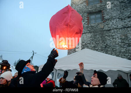 (160206)--KOHTLA-NOMME (Estnisch), 6. Februar 2016 (Xinhua)--ein Volkstänzer sendet eine rote Laterne bei der "XII Ash Mountain Dance Celebration" in Kohtla-Nomme, nordöstlichen Estland am 6. Februar 2016. Mehr als eintausend Volkstänzer aus der ganzen Welt namens des Landes versammelten sich in Kohtla-Nomme XII Winter Dance Festival feiern "Ash Mountain Tanzfest", die in diesem Jahr das Chinese Lunar New Year fest gewidmet war. (Xinhua/Sergei Stepanov) Stockfoto