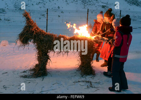 (160206)--KOHTLA-NOMME (Estnisch), 6. Februar 2016 (Xinhua)--Kinder brennen aus dem Stroh Ziege Bildnis zu verabschieden, das neue Mondjahr Ziege am Ende des "XII Ash Mountain Dance Celebration" in Kohtla-Nomme, nordöstlichen Estland am 6. Februar 2016. Mehr als eintausend Volkstänzer aus der ganzen Welt namens des Landes versammelten sich in Kohtla-Nomme XII Winter Dance Festival feiern "Ash Mountain Tanzfest", die in diesem Jahr das Chinese Lunar New Year fest gewidmet war. (Xinhua/Sergei Stepanov) Stockfoto